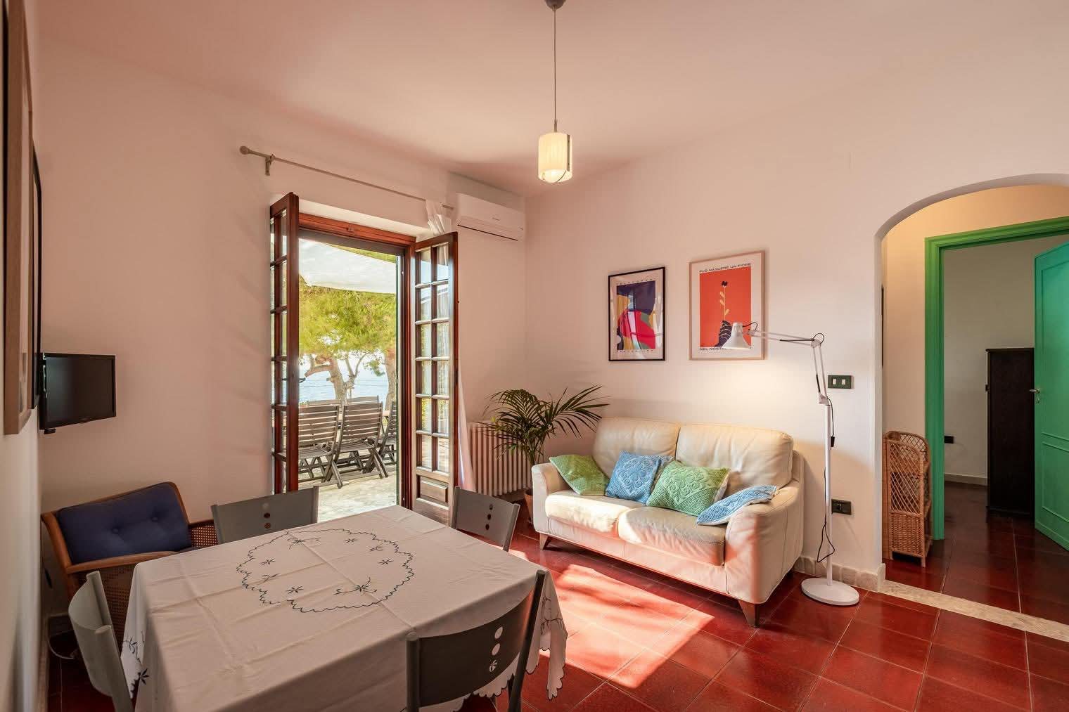 Il Sentiero living room with doors opening to the terrace and sea