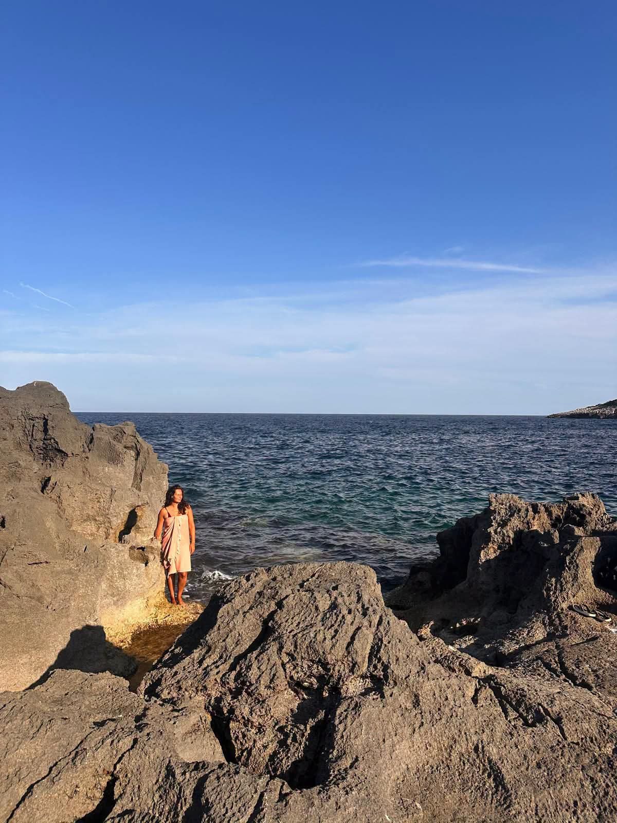 Nikita sugli scogli in riva al mare nel Salento