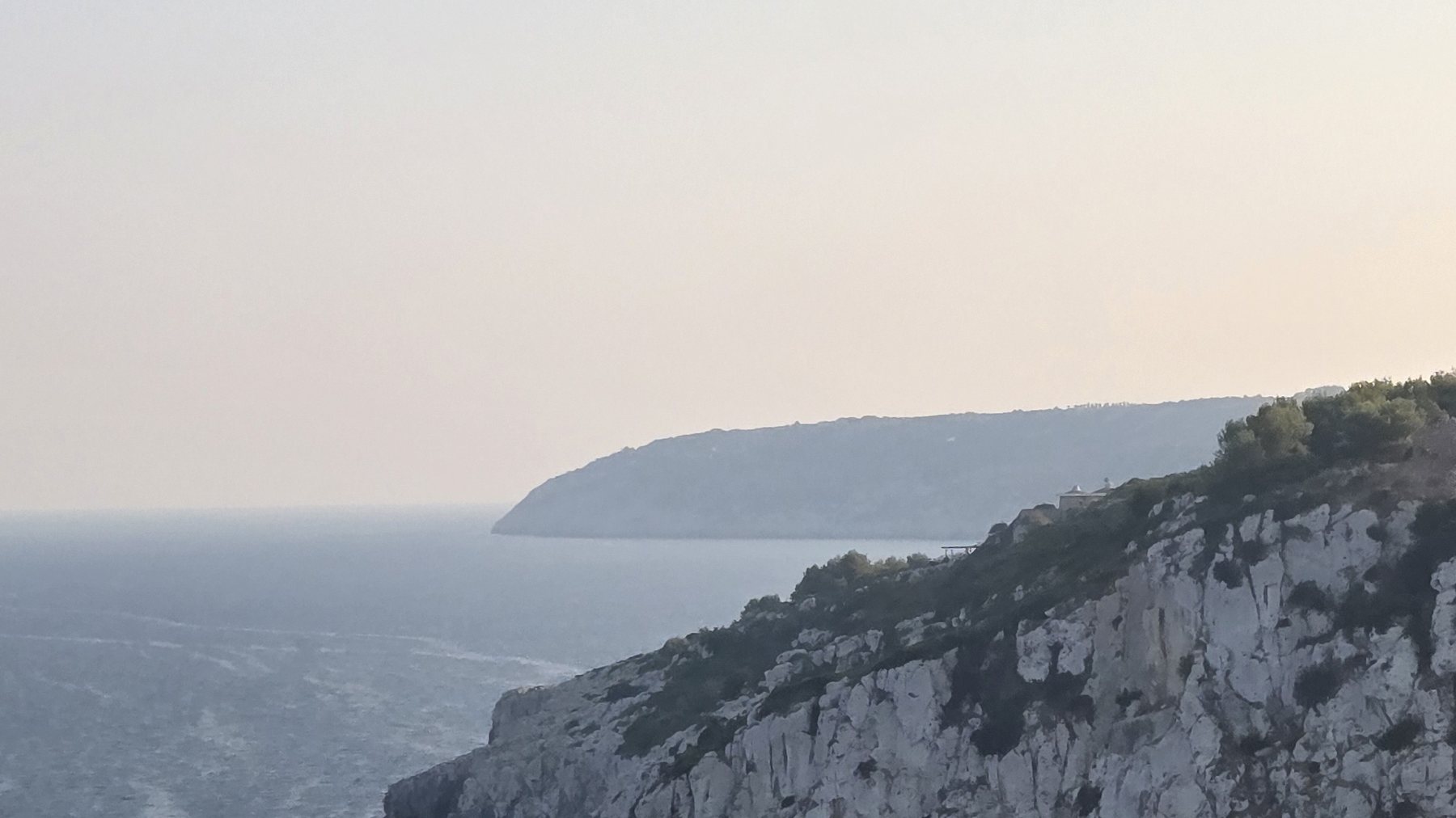 La costa del Salento al crepuscolo, vista da Tricase Porto