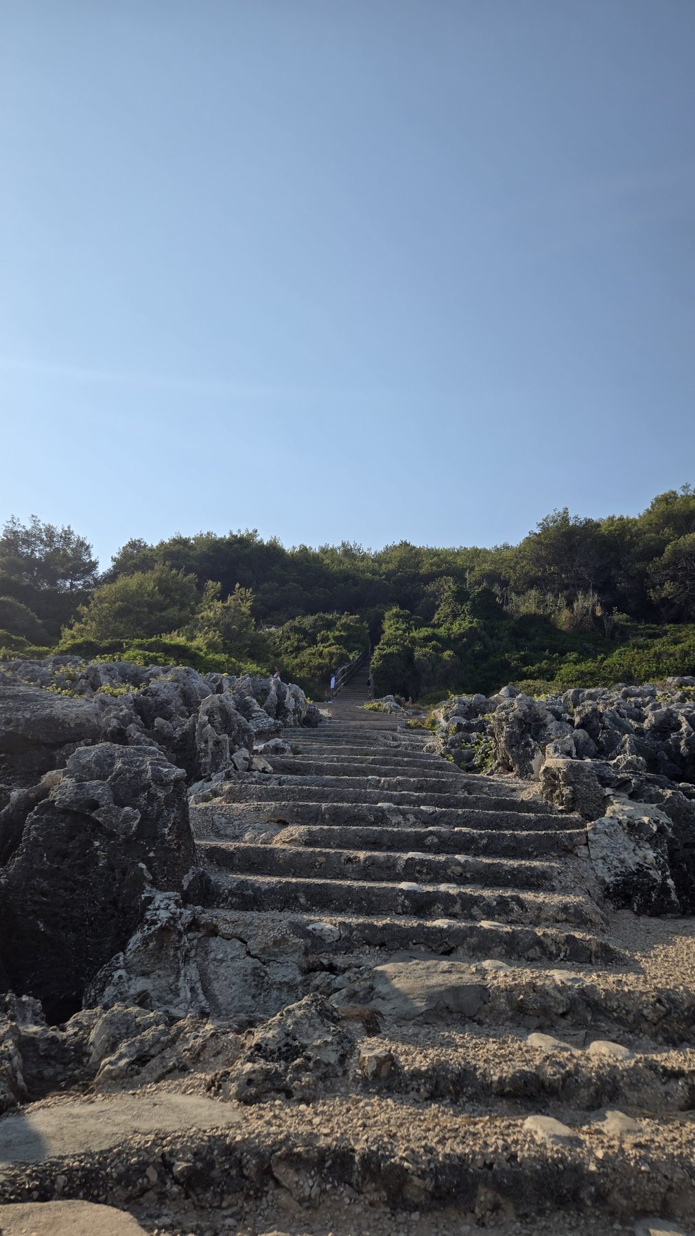 Scalini di pietra che salgono dagli scogli sulla costa del Salento