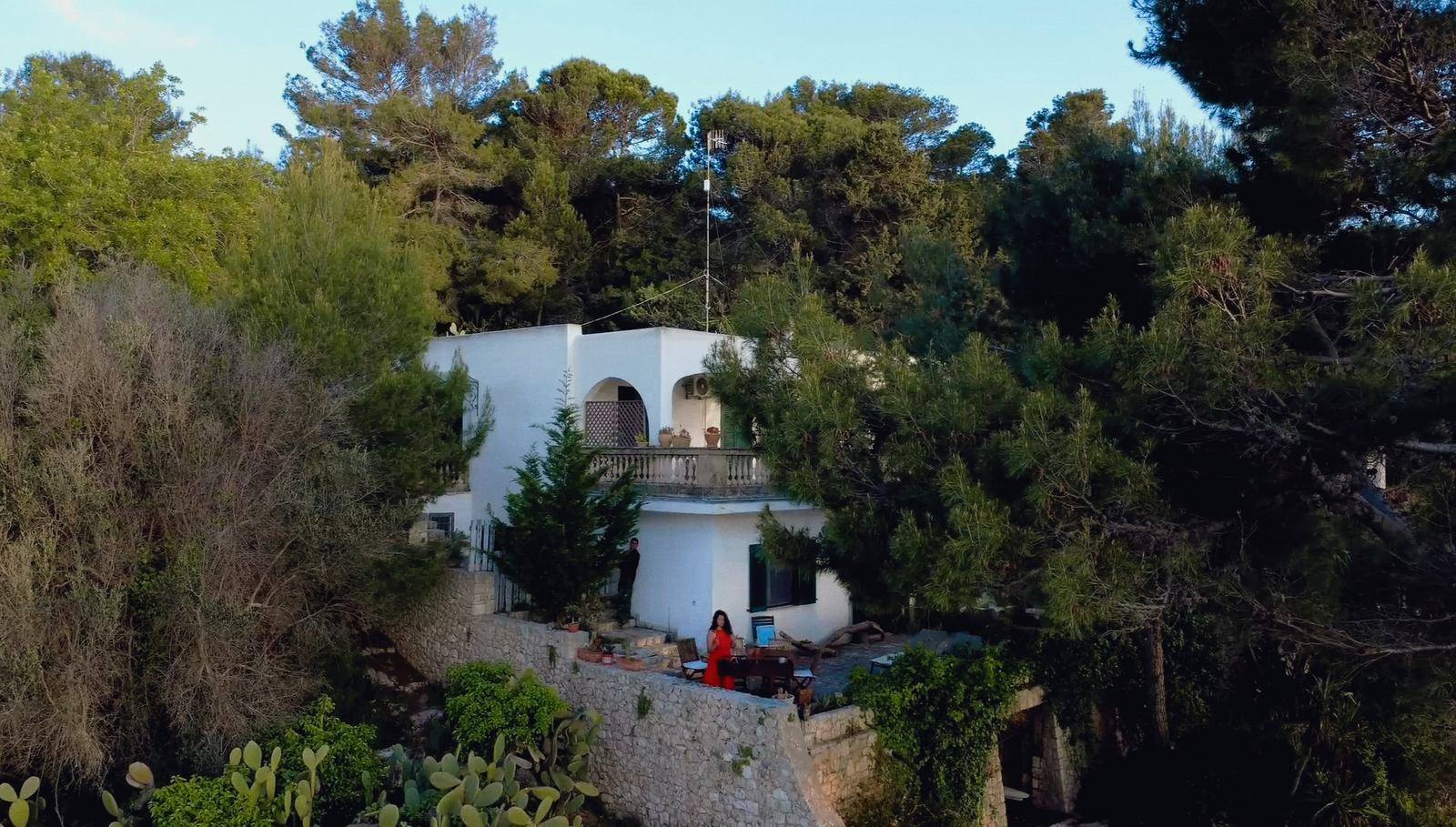La villa di Il Sentiero vista tra i pini al crepuscolo