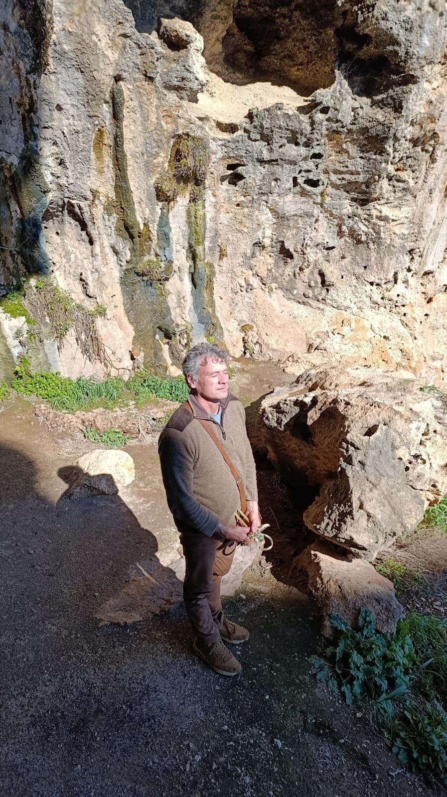 Cornelis bij een grot aan de kust van Salento tijdens zijn retraite