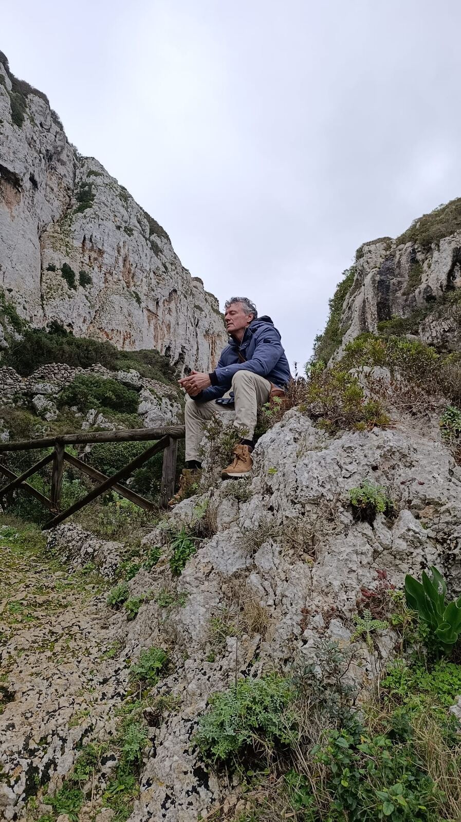 Cornelis rustend op de rotsen langs de kust van Salento
