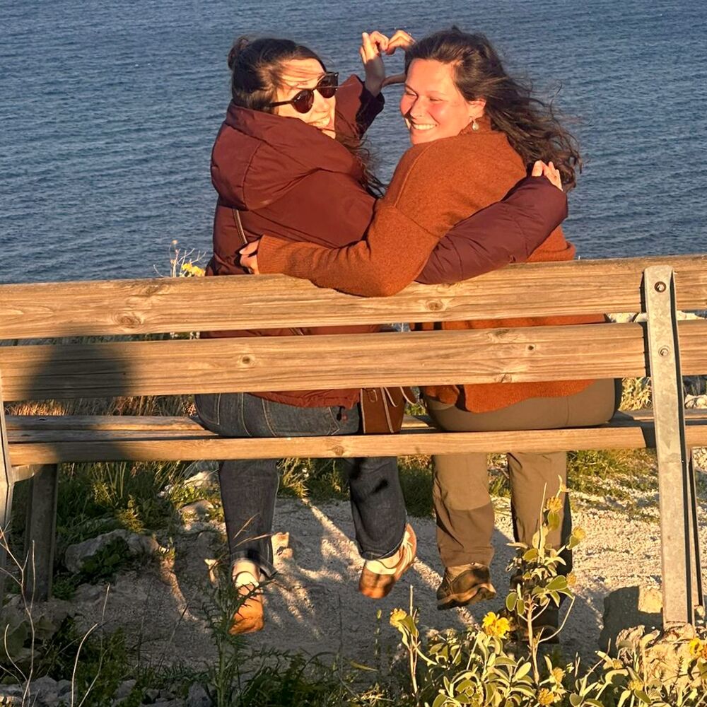 Romy en een vriendin, uitkijkend over zee in Salento